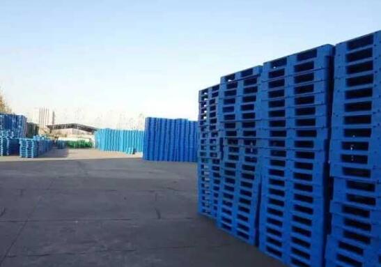 北京塑料托盤上怎樣堆放貨物?在放貨和運(yùn)輸時(shí)要注意些什么?